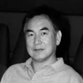 在客厅做瑜伽的小姨子
